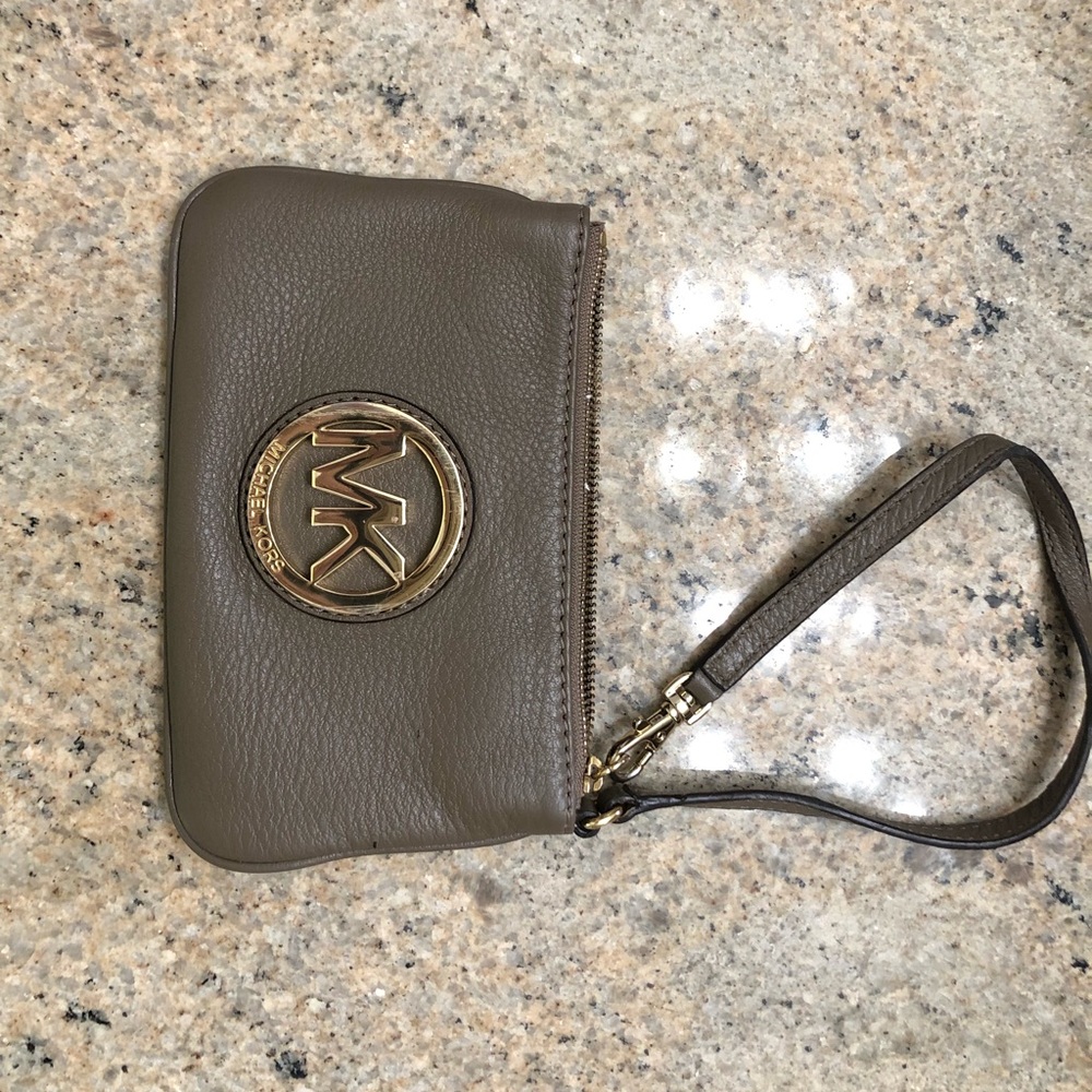 Michael Kors brown bag zipper works